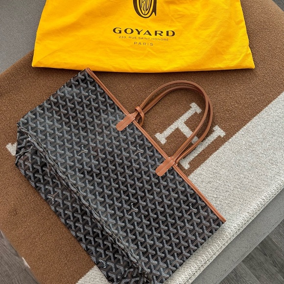 Authentic black/tan Goyard St. Louis PM Tote in Excellent conidition. - Picture 4 of 4